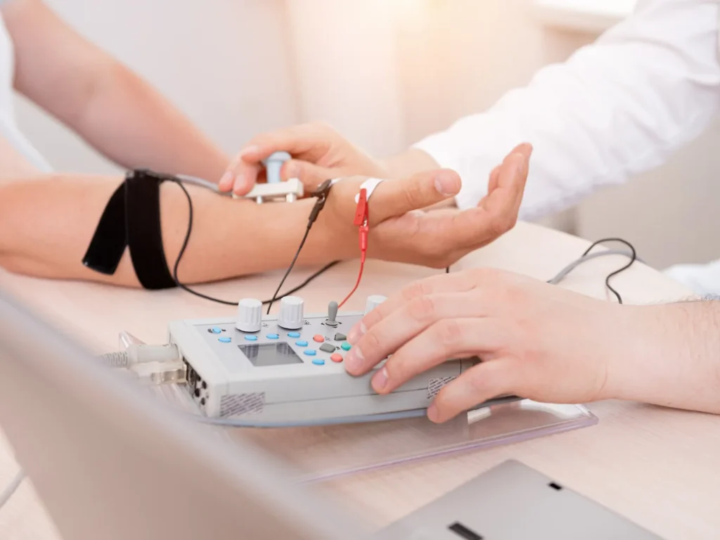 Elektroneurografie: Nervenleitungsmessung am Patienten