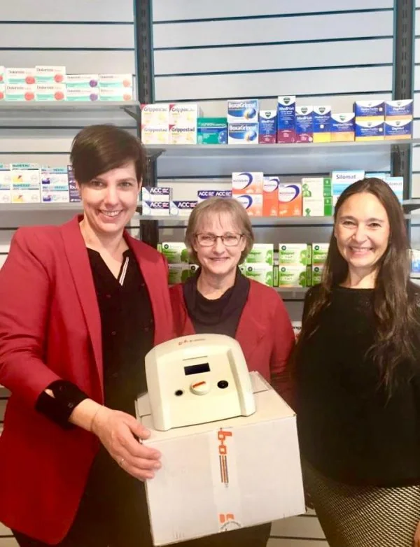 Gewinnerin Ruth Kaffke nimmt ihr HiToP® 191 in der Löwen-Apotheke Einbeck entgegen