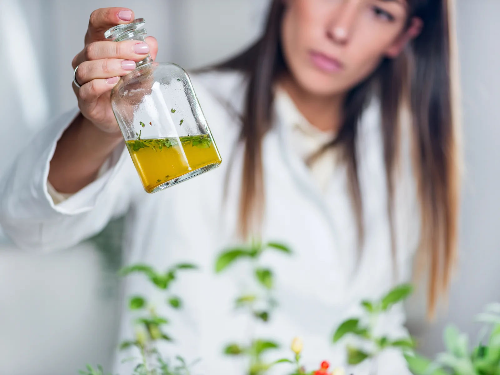Apothekerin berät eine vitale Seniorin zu alternativen Heilmitteln