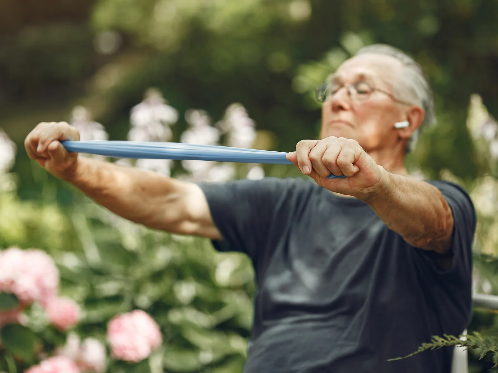 Muskelschwäche: vitale Seniorin bleibt mit leichter Bewegung aktiv