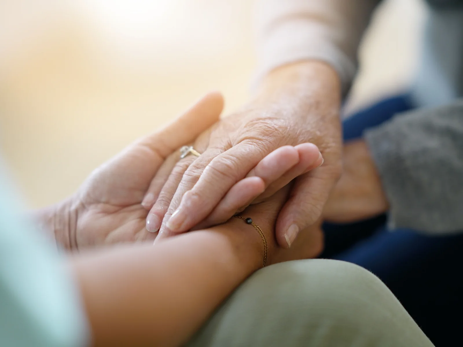Taubheitsgefühl: Seniorin ertastet bewusst Blüten im Garten