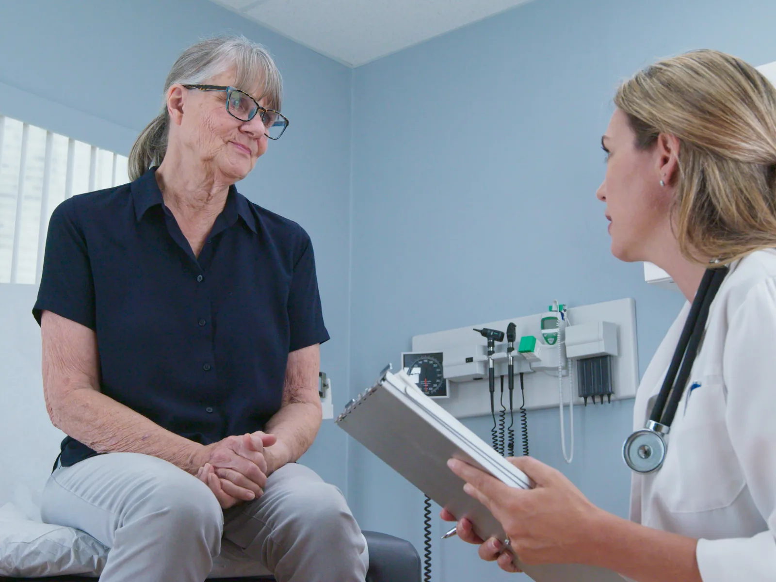 Diagnose bei gestörtem Temperaturempfinden: Ärztin im Gespräch mit der Patientin in der Untersuchung
